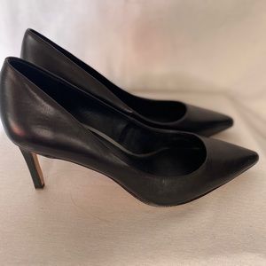 New Elle Tahari Pump